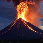 噴火警報：グアテマラのフエゴ火山が周辺の村を脅かす溶岩のため大規模避難を強いる