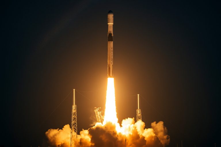 SpaceX înregistrează recorduri în 2025: cea mai recentă lansare mega Starlink uimește observatorii cerului